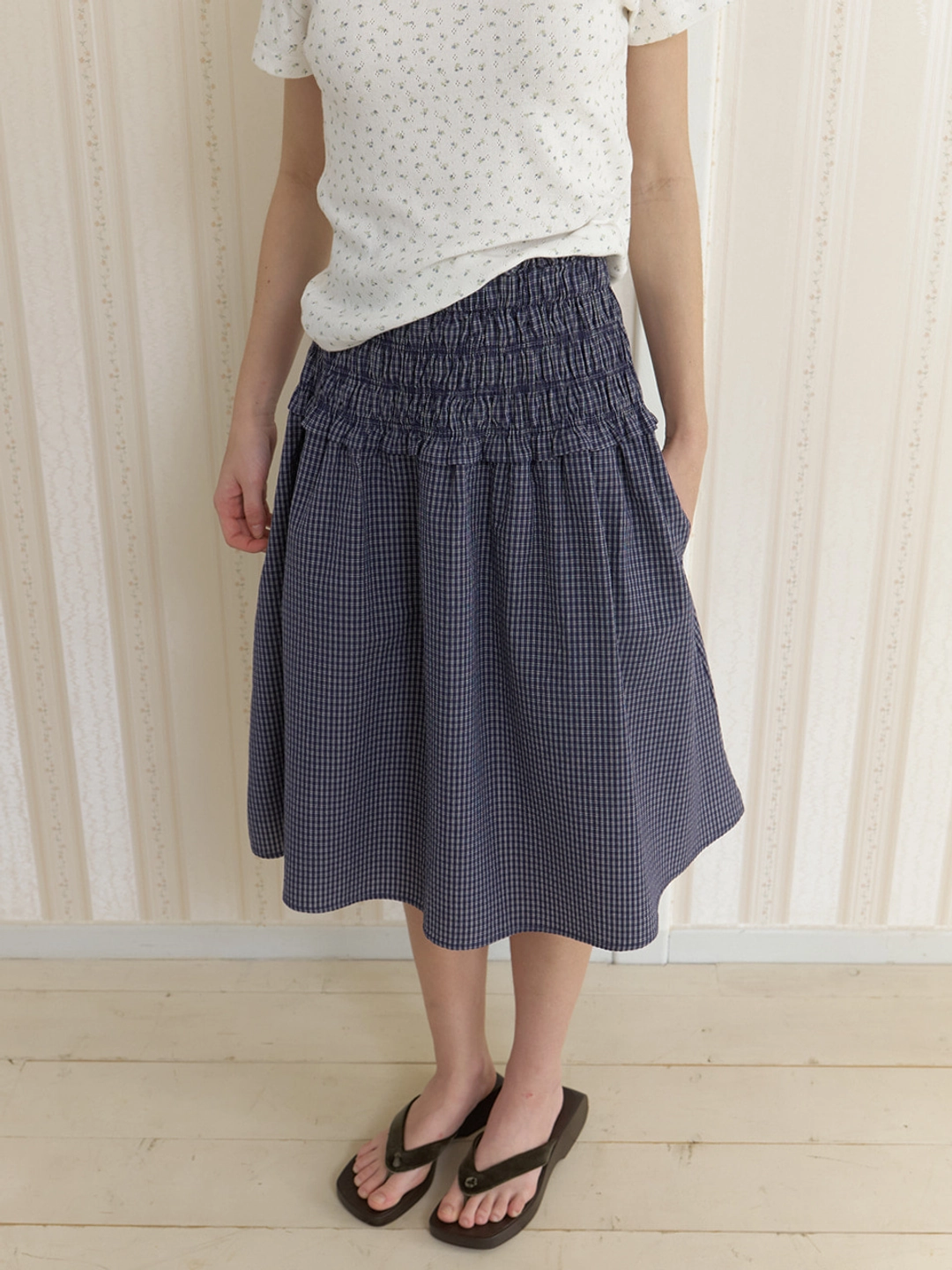 어몽 A CHECK SMOCKING SKIRT_NAVY 상품 이미지 2