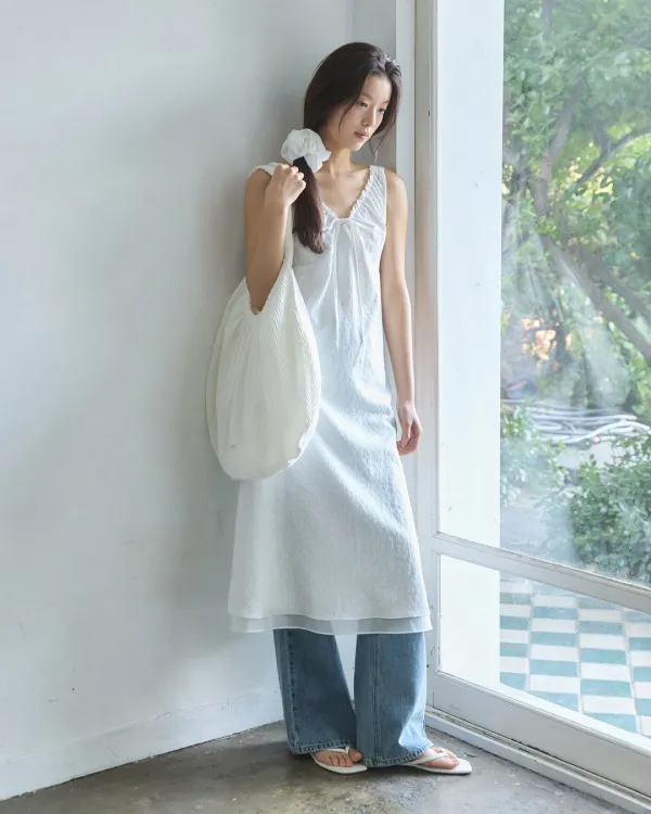 Embo flower pattern shirring ribbon dress - white
