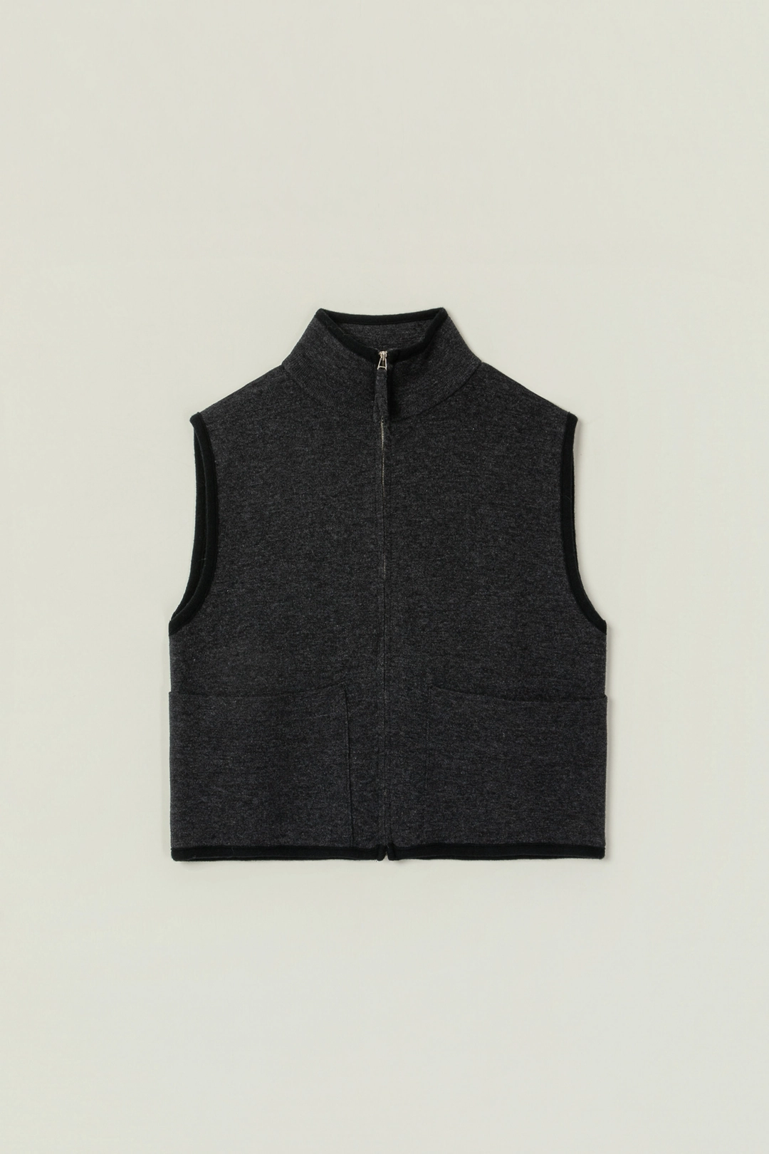 세이지먼트 PATTON POCKET KNIT ZIP UP VEST_CHARCOAL 상품 이미지 1