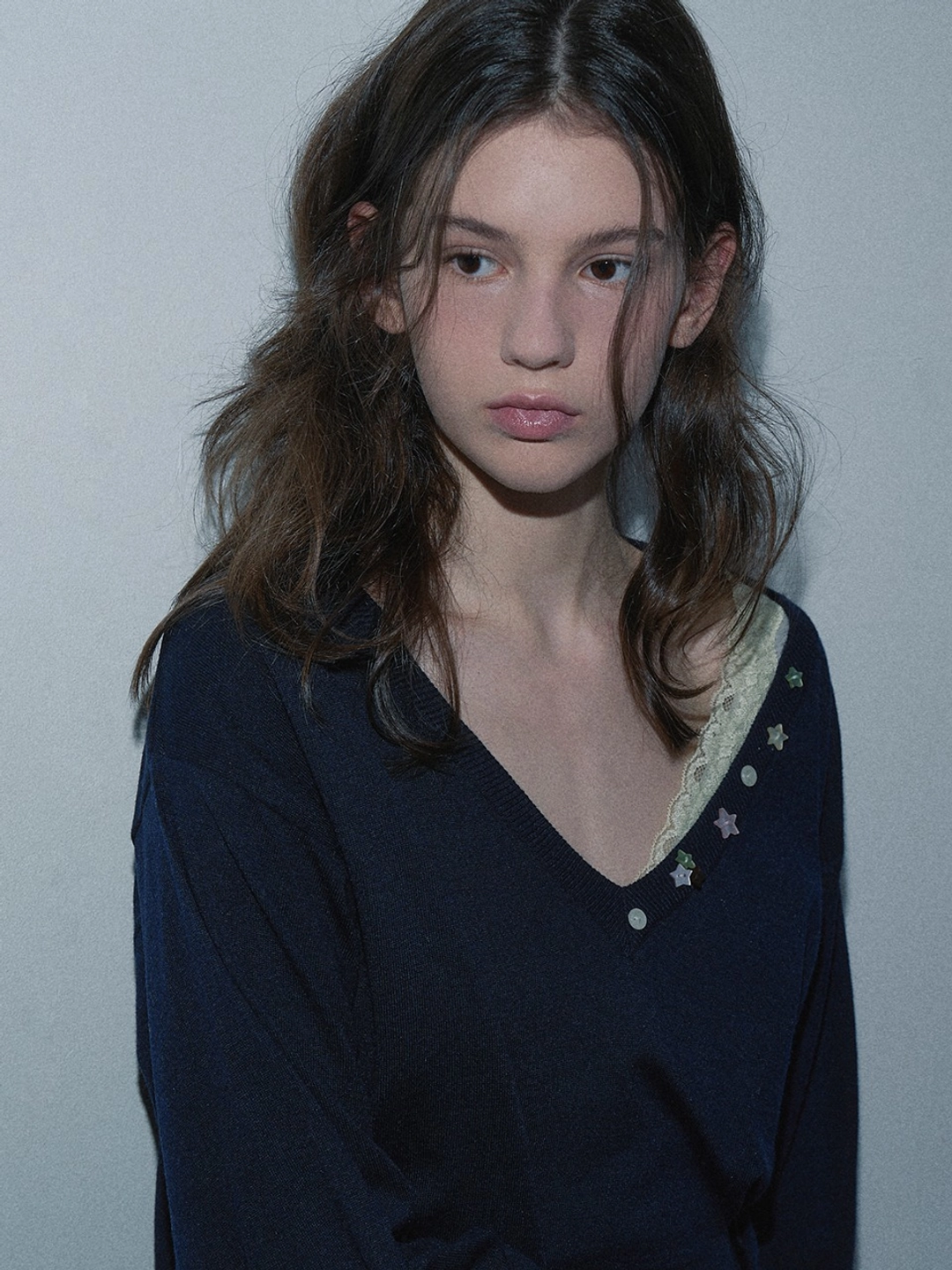 마가린핑거스 [9/30 예약 발송] [리오더] DEEP V-NECK BUTTON PULLOVER (NAVY) 상품 이미지 1
