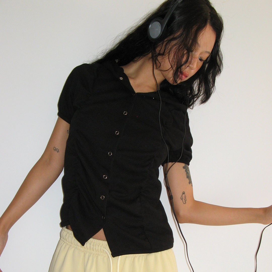 론론 SHIRRING SNAP SHORT HOODIE BLACK 상품 이미지 2