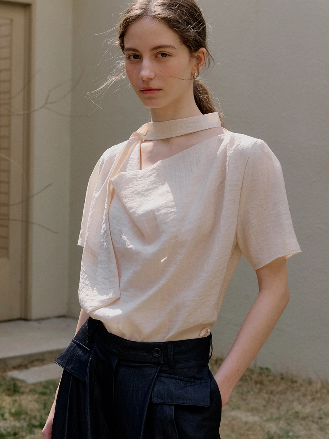 아워코모스 comos 1439 cowl neck choker blouse (beige) 상품 이미지 2