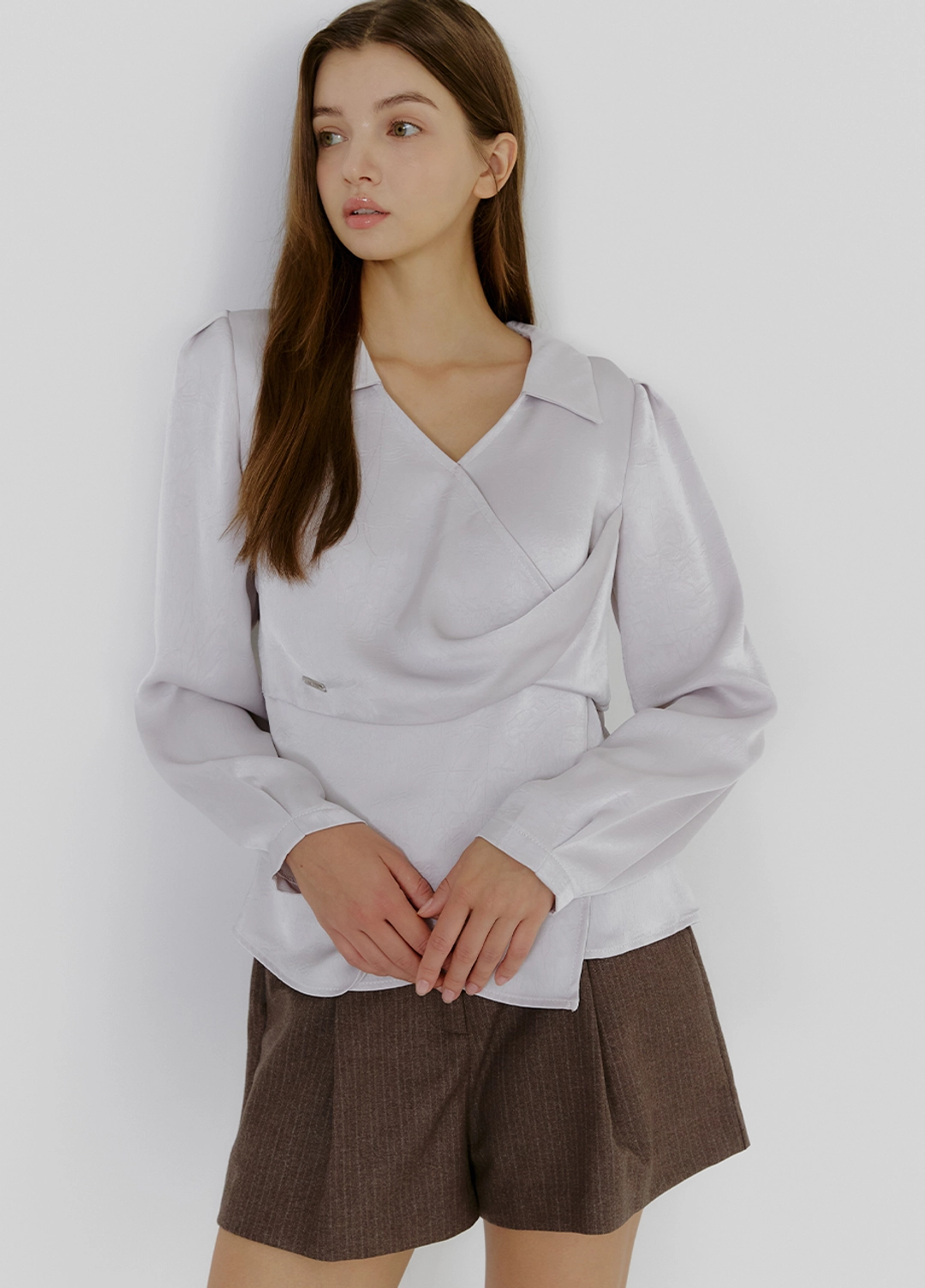 미케네 [44-120]  Siabelv Twist Open Collar Blouse  시아벨브 트위스트 오픈카라 블라우스 (가을-봄-하객룩-격식룩-오피스룩-출근룩-데일리룩-데이트룩-긴팔블라우스-오픈카라-새틴-페플럼-슬림핏-레이어드-자체제작) 상품 이미지 1
