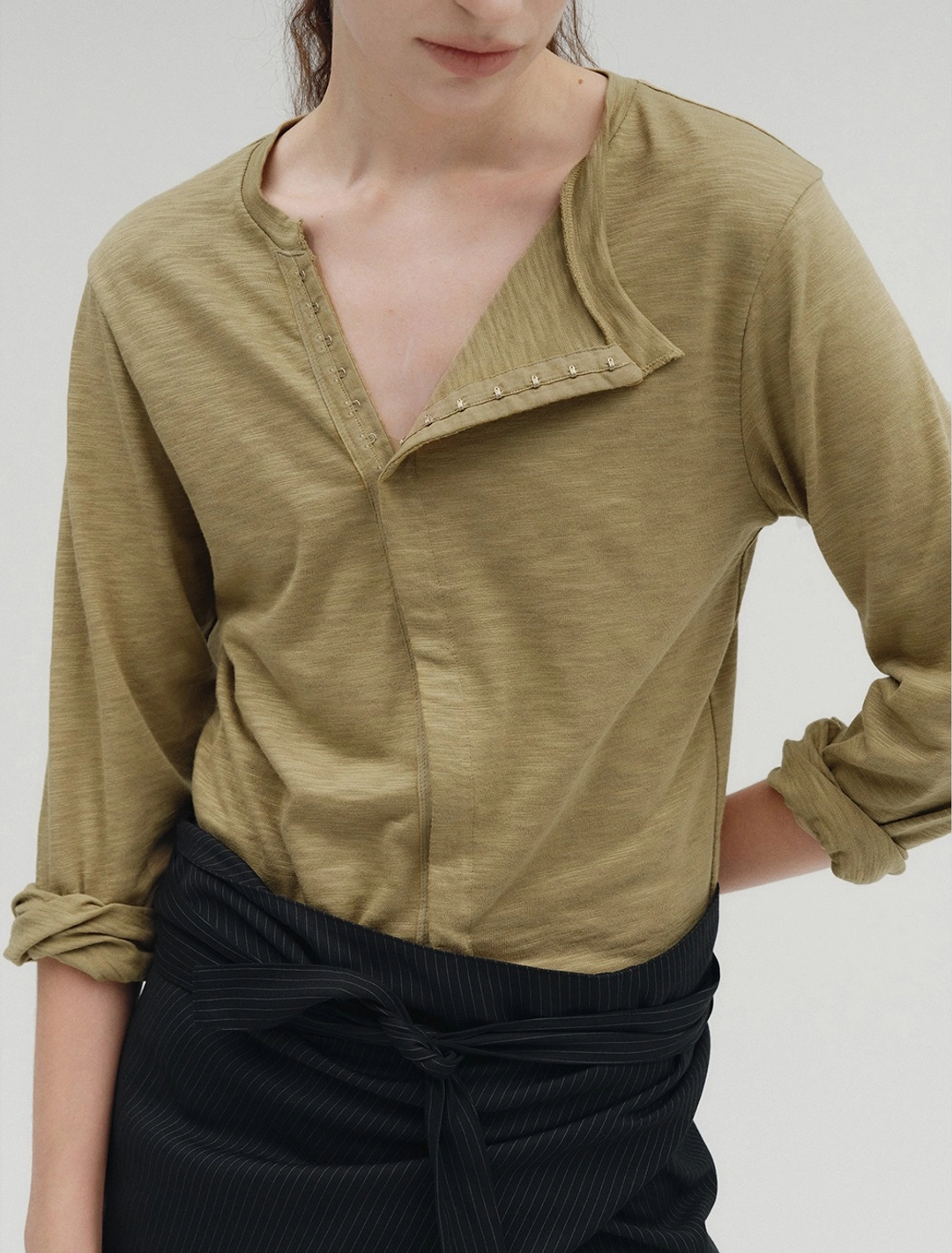 솔티페블 DIAGONAL HOOK DETAIL T-SHIRT [BEIGE] 상품 이미지 2