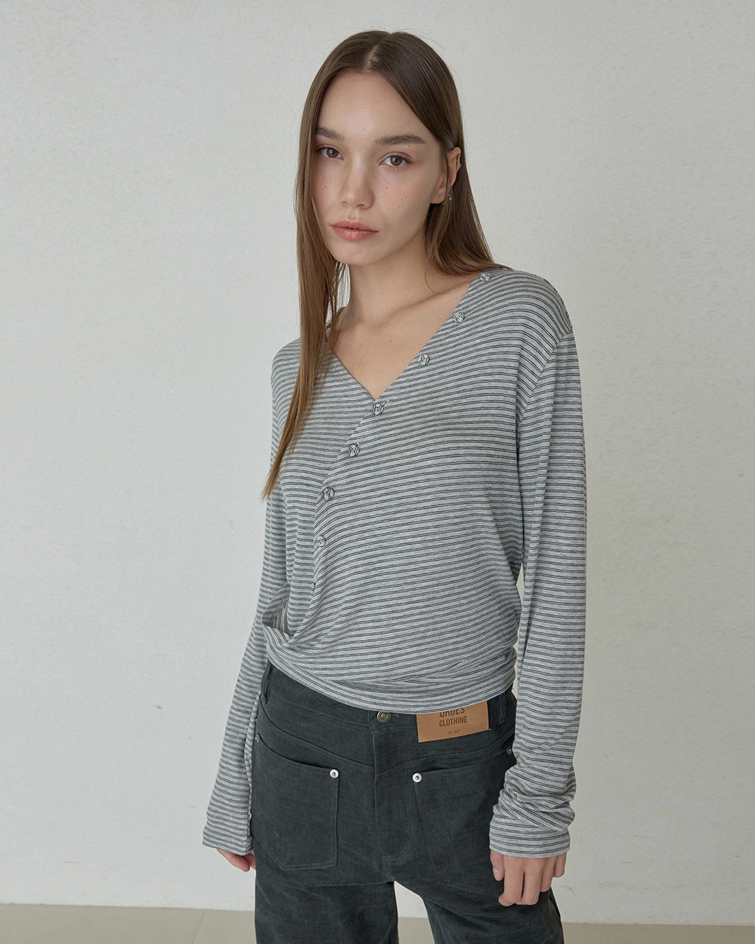 오데스 STRIPE DRAPE WRAP TEE - GREY 상품 이미지 1