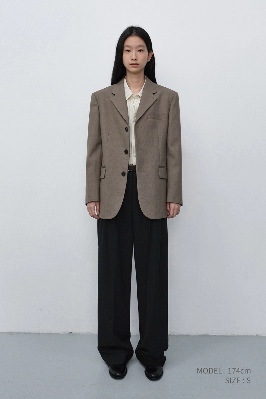 던스트 UNISEX CLASSIC 3 BUTTON WOOL BLAZER KHAKI BEIGE_UDJA6C106I3 상품 이미지 1