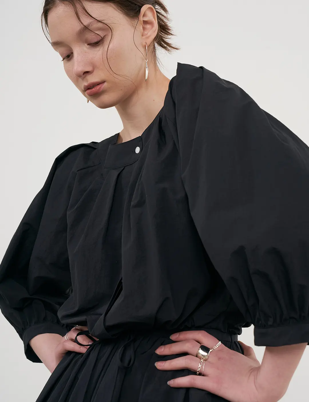 노미나떼 Volume Cropped Blouse (Black) 상품 이미지 2
