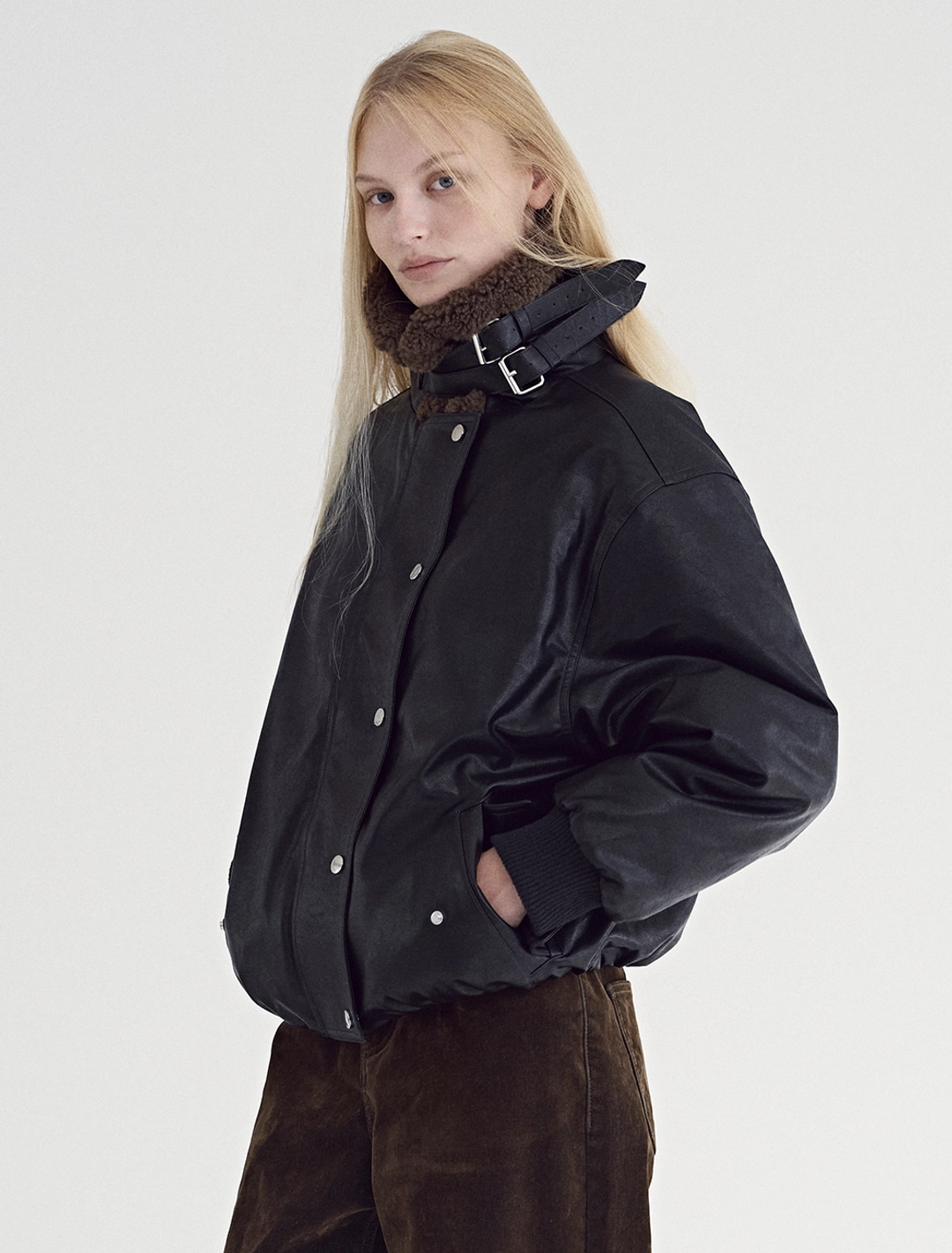 솔티페블 [10월26일 예약배송] HIGH-NECK LEATHER PADDED JUMPER [BLACK] 상품 이미지 2