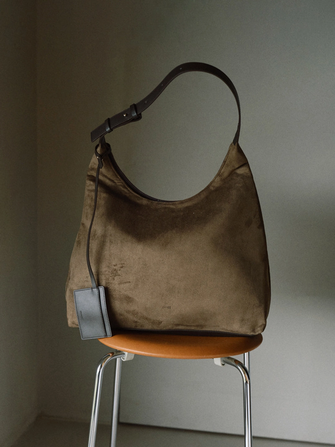 오브히 플럼 스웨이드 호보백 Flume Suede Hobo Bag_Khaki Brown 상품 이미지 3