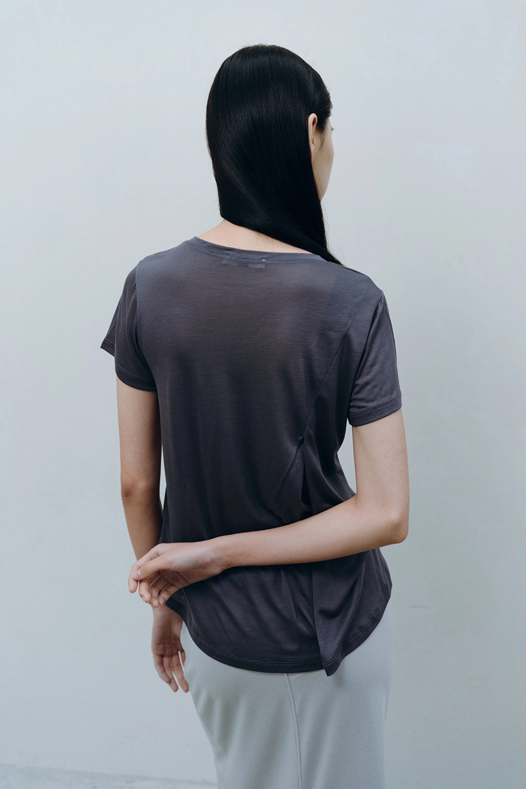 카셀 TENCEL PLEATS T-SHIRT, CHARCOAL 상품 이미지 1
