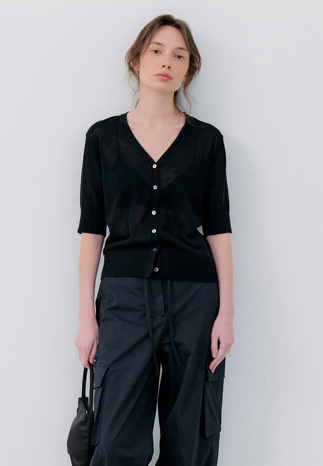 노티아 LINEN HALF V NECK CARDIGAN - BLACK 상품 이미지 1