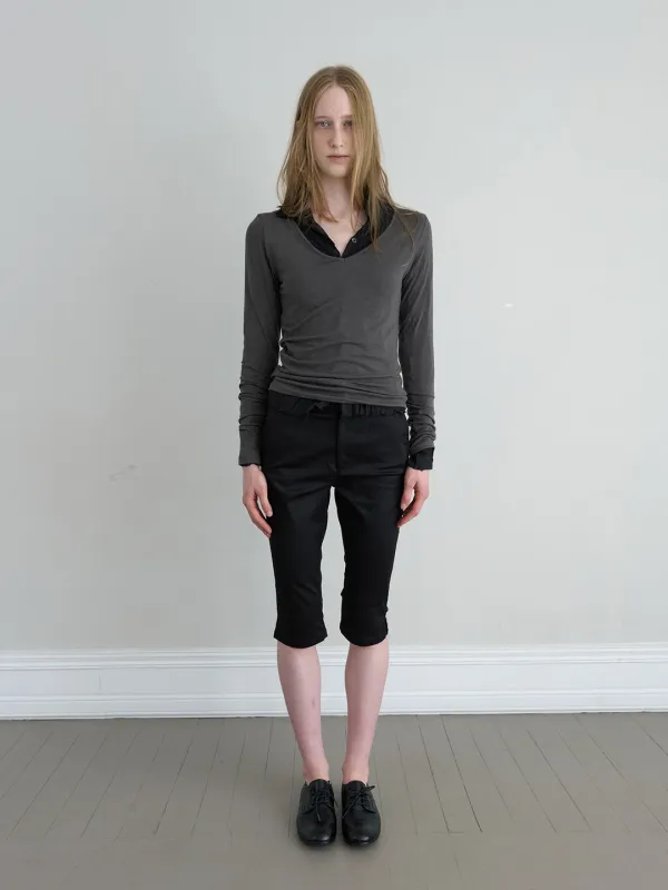 ESSENTIAL V-NECK TOP IN CHARCOAL