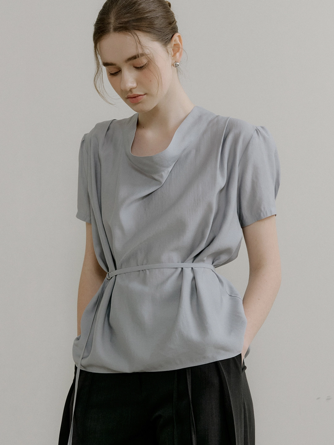 아워코모스 comos 1408 tie drape neck blouse (2color) 상품 이미지 2