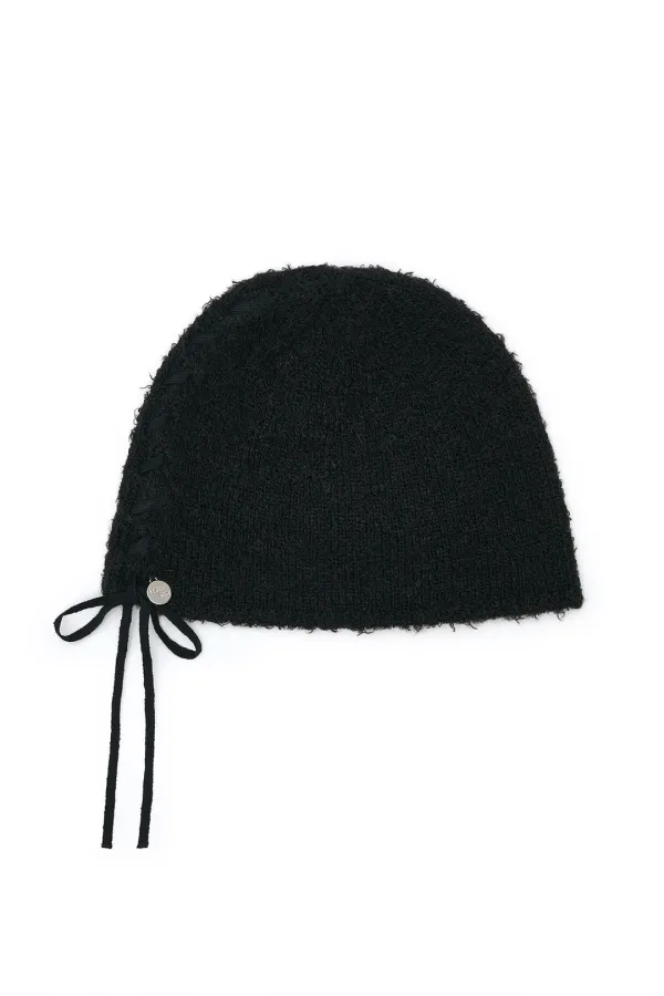 RIBBON TIE KNIT BEANIE IN BLACK