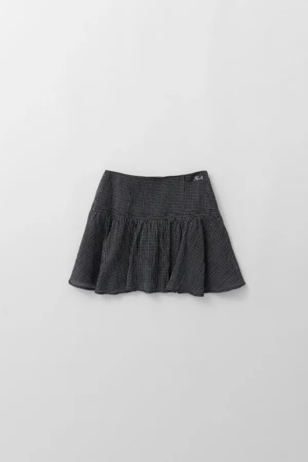 a lacy skirt (black check)
