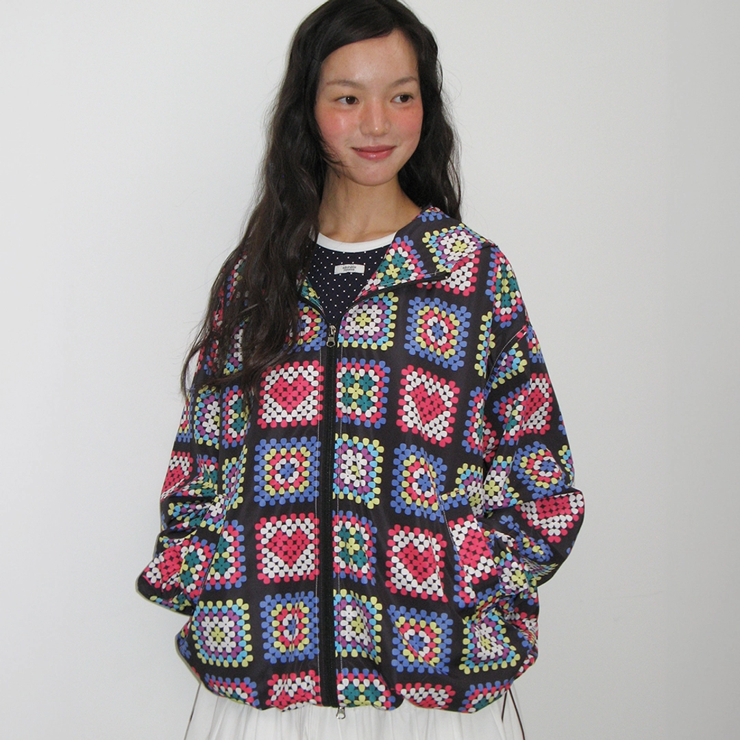 론론 HEART CROCHET PATTERN HOODED WINDBREAKER JUMPER BLACK 상품 이미지 2
