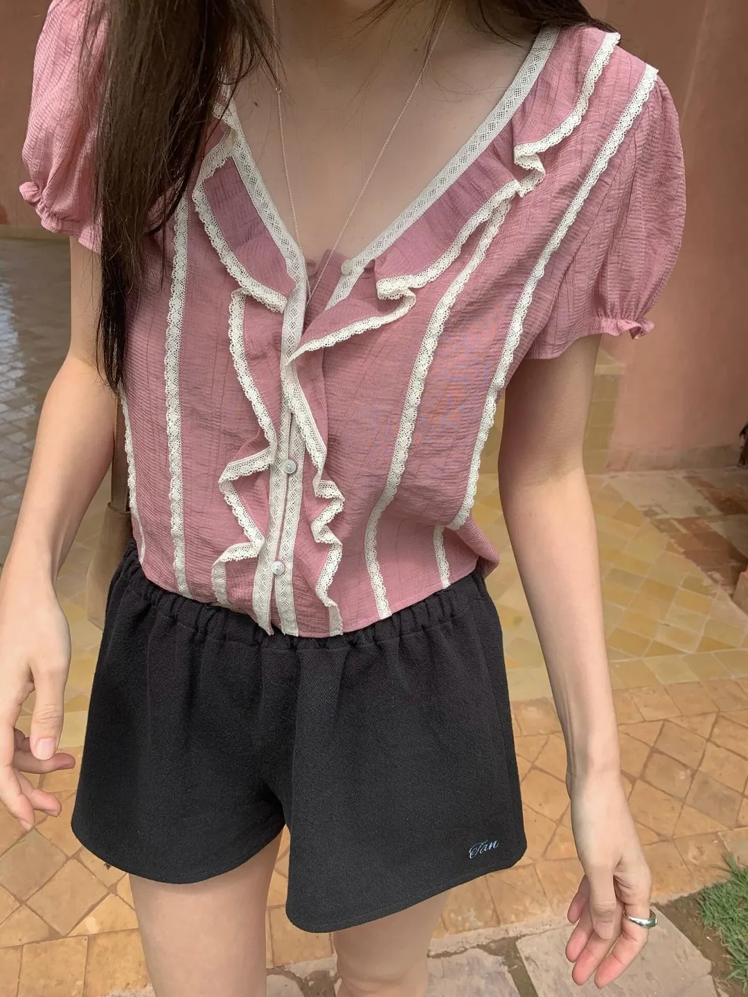 타낫 블라우스와 블랙 쇼츠 디테일