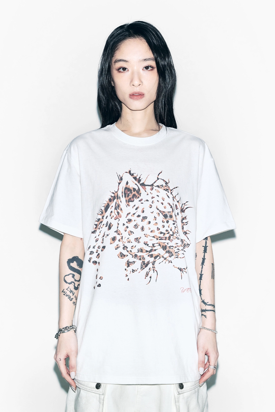 와이이이엘 CHEETAH GRAPHIC OVERSIZED T-SHIRT WHITE 상품 이미지 2