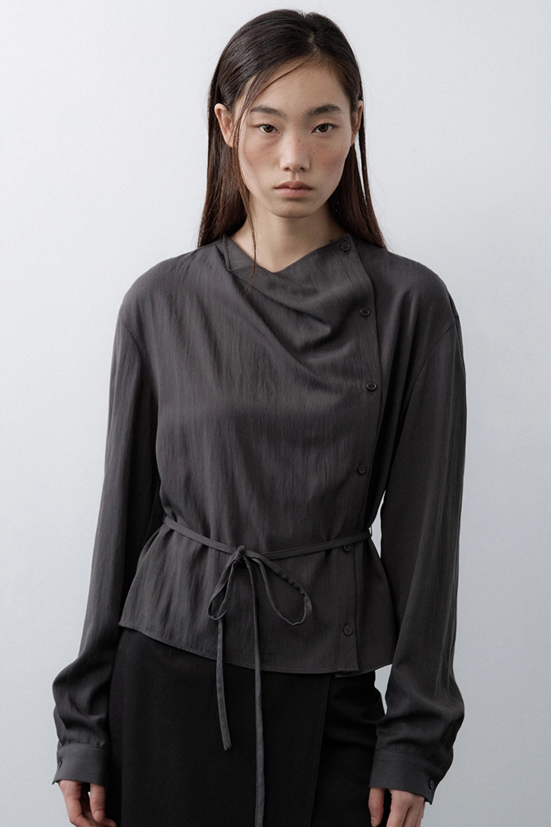 루시르주 Cowl Neck Button Blouse (Charcoal) 상품 이미지 1