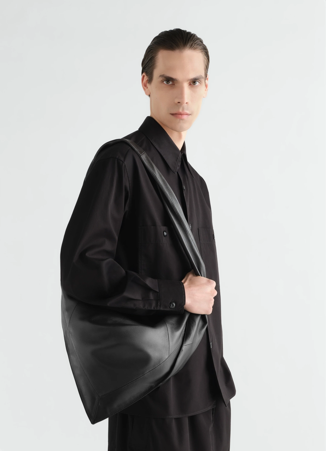 르메르 SMALL SCARF EXTENDED HANDLE BAG IN LEATHER 상품 이미지 3
