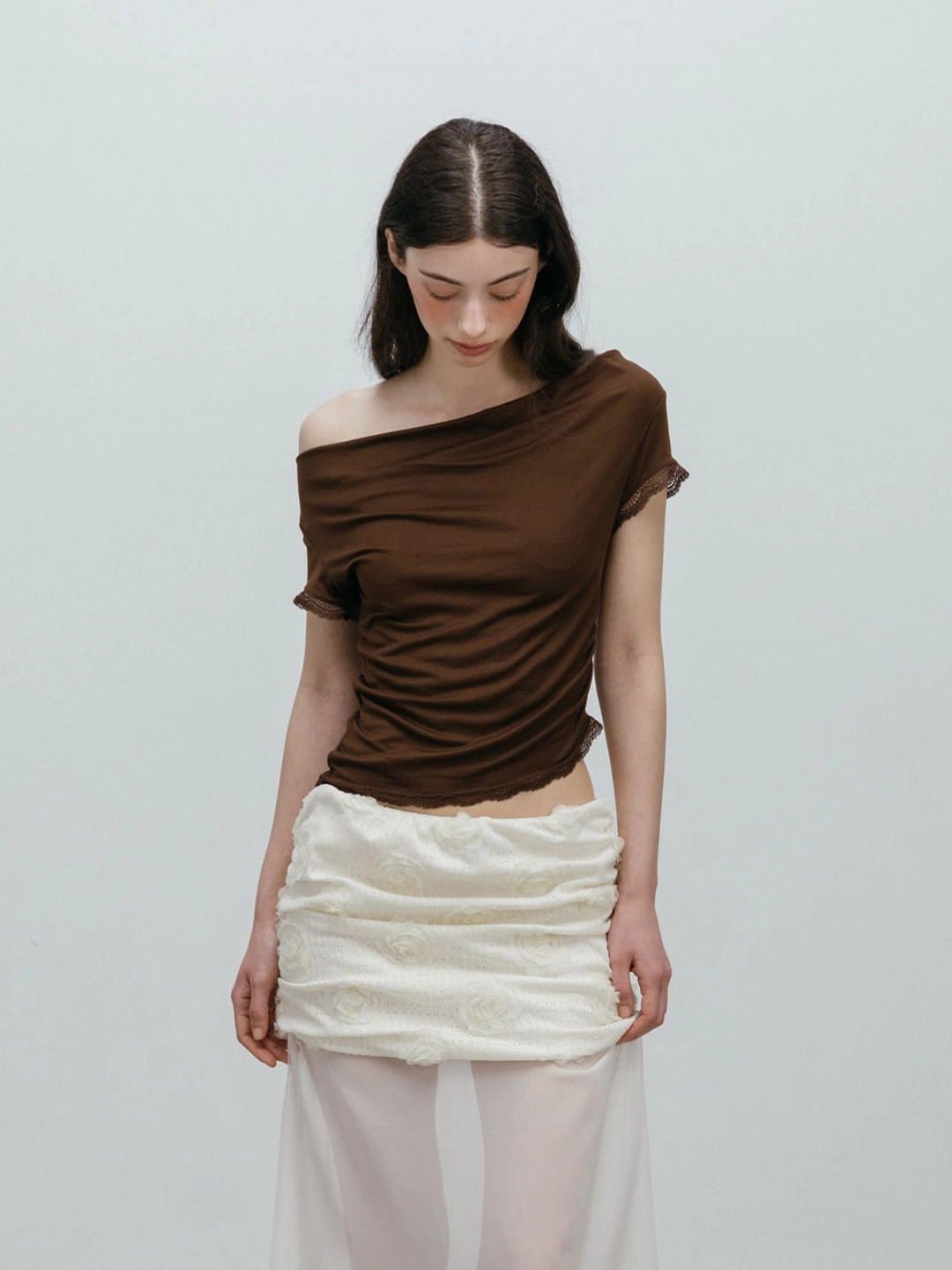 모이페어 LACE OFF SHOULDER T-SHIRT / BROWN 상품 이미지 3