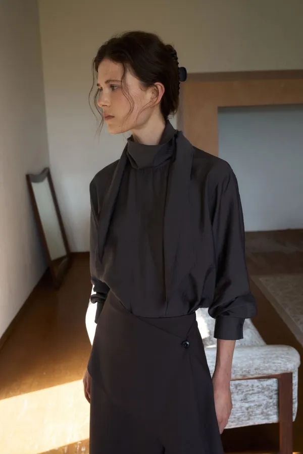 [2차 리오더]Silk Blend Tie Blouse[LMBFAUSH332]-Smoke Charcoal