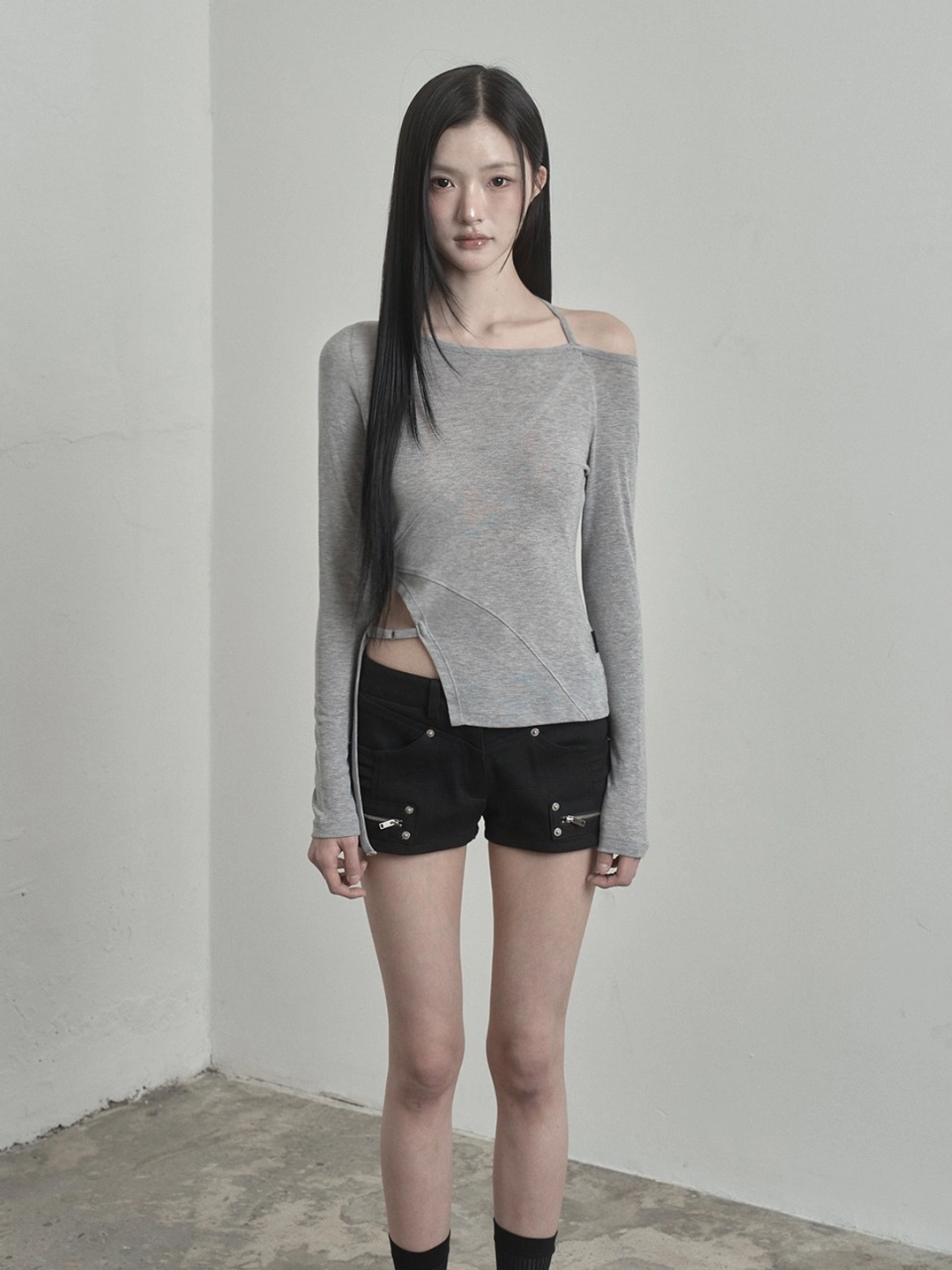 이네기 Buckle Strap Cut-Out Top (grey) 상품 이미지 2
