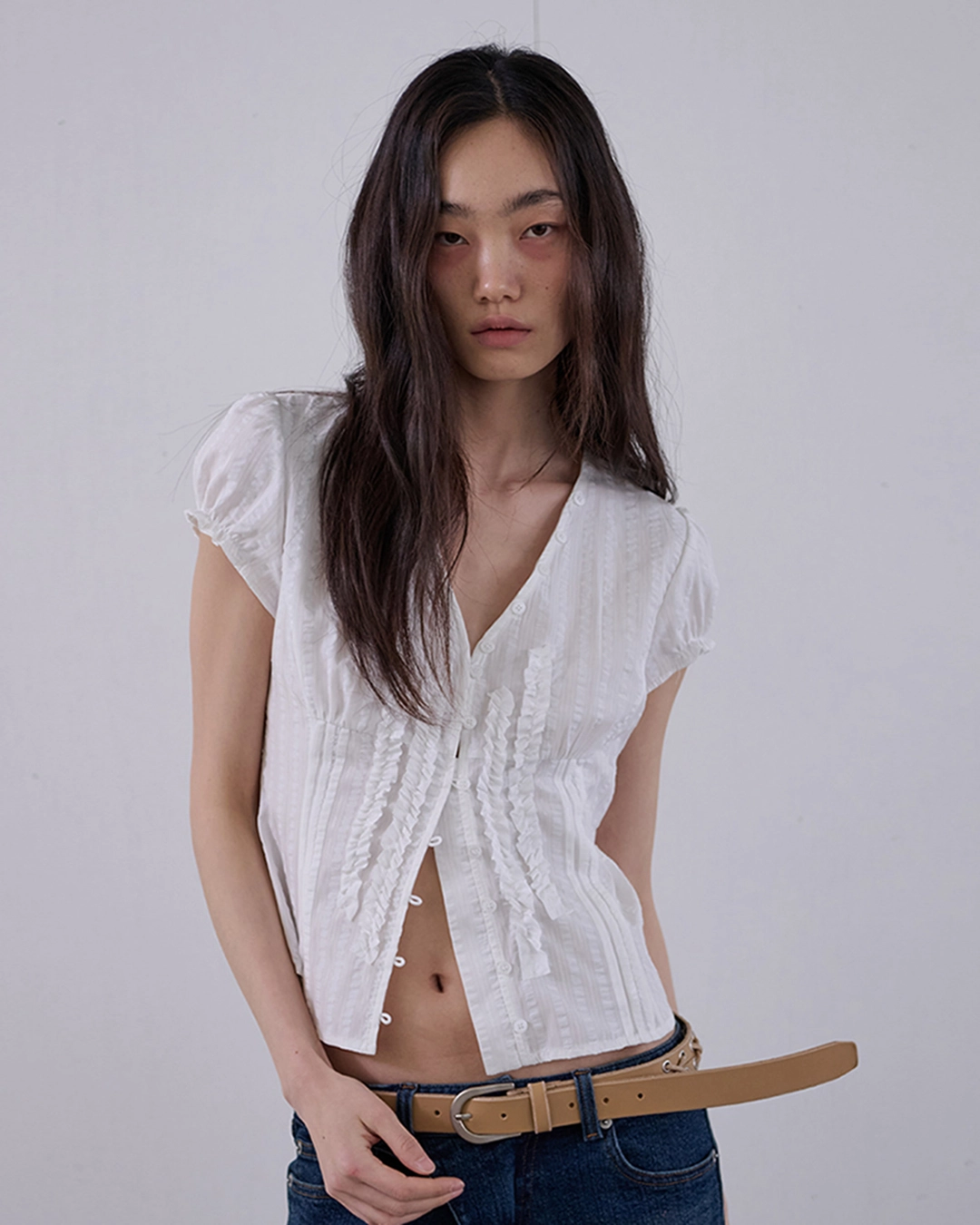 오데스 [5/29 예약 출고] RAW EDGE RUFFLE BLOUSE - WHITE 상품 이미지 1