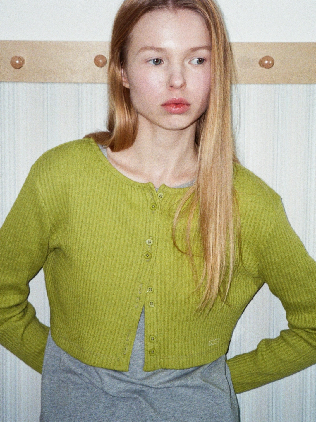 포에브 Double-Button Cropped Cardigan - Olive Green 상품 이미지 1