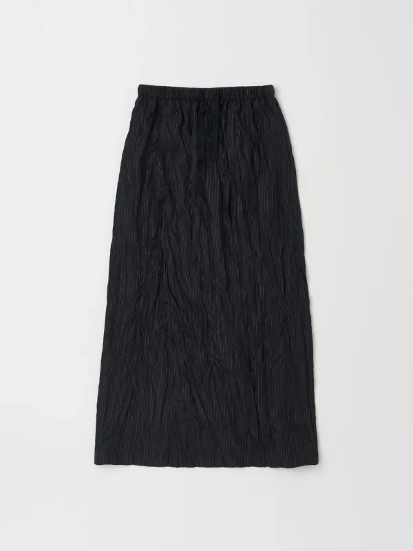 WRINKLED MAXI SKIRT IN STRIPED BLACK