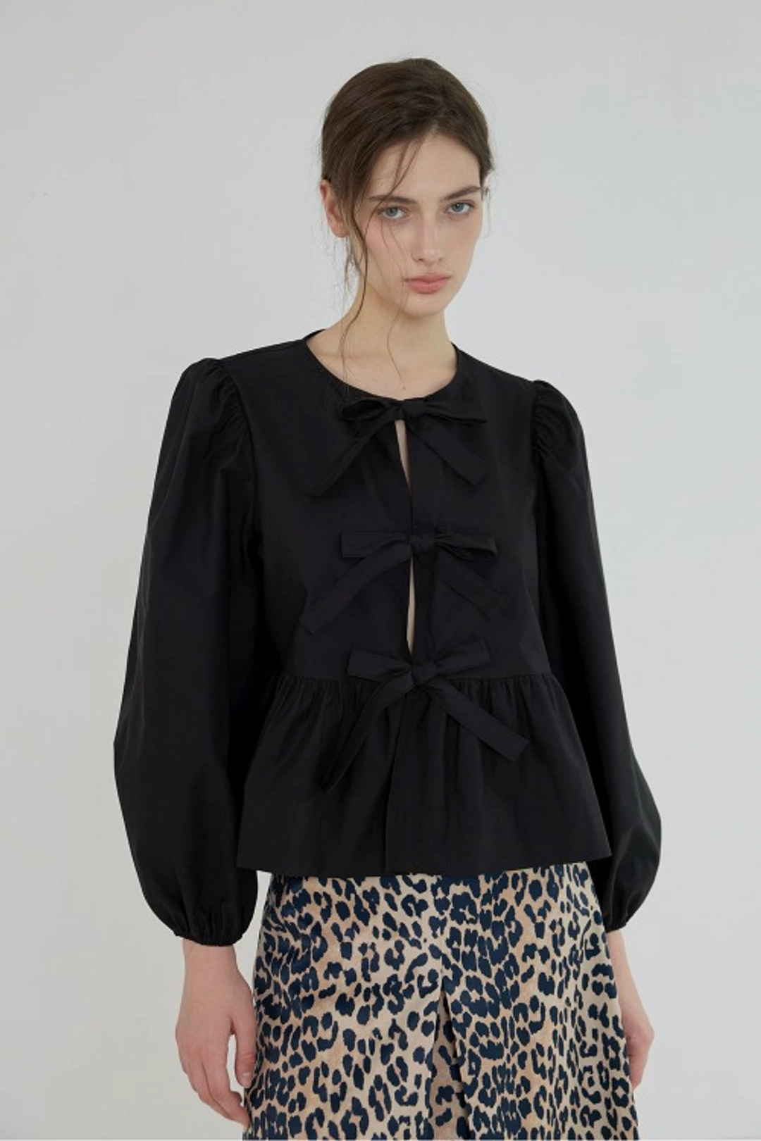 퀸스래빗 Claire Three-Strap Puff Long Ribbon Blouse - BLACK 상품 이미지 2