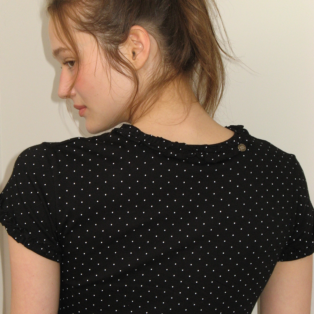 론론 NECK RUFFLE SHORT SLEEVE T SHIRT BLACK DOT 상품 이미지 1