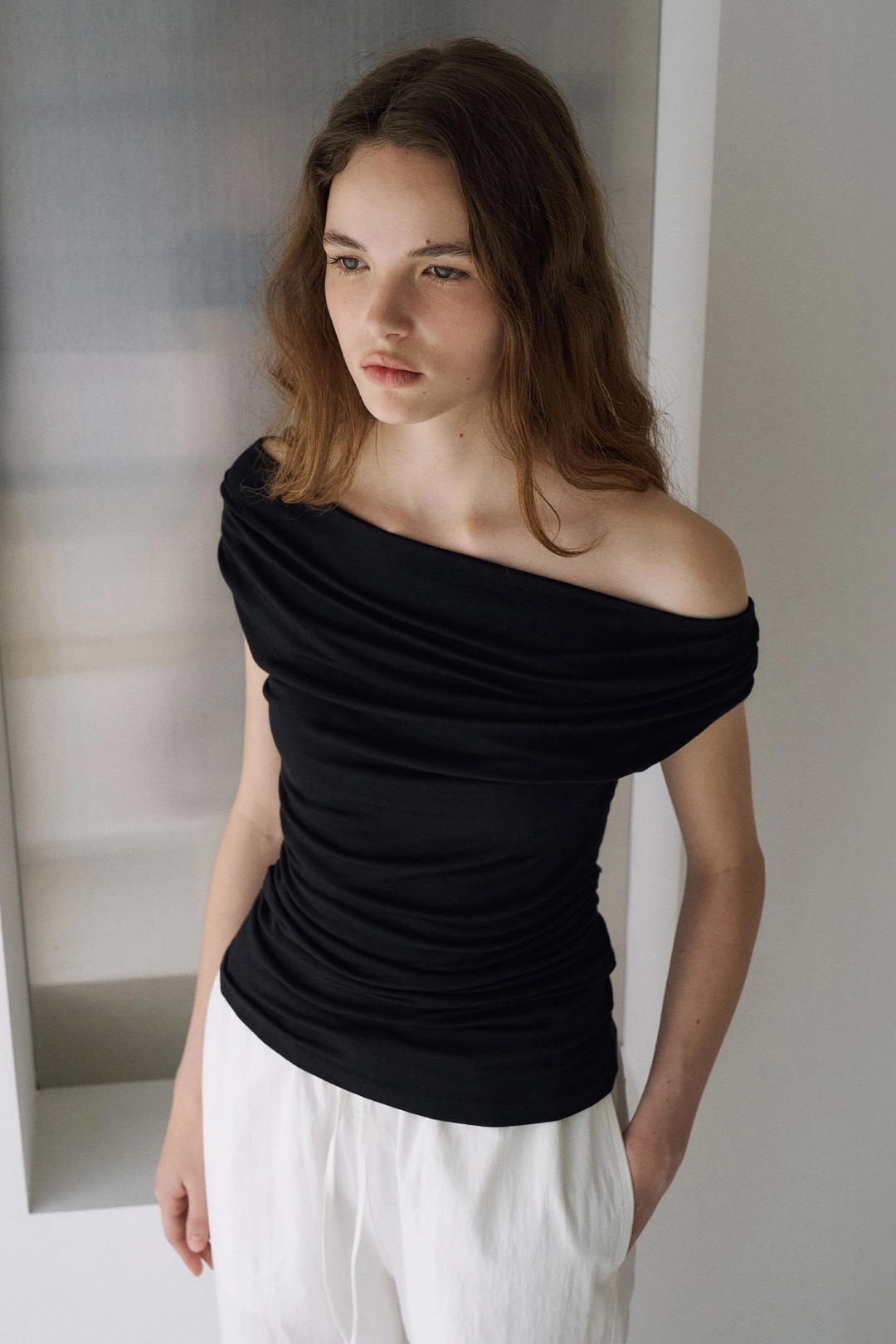 라메레이 Off-Shoulder Drape T-Shirt[LMBFSUTT627]-Black 상품 이미지 1