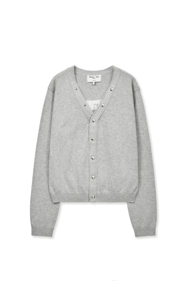 BACK LOGO SNAP BUTTON CARDIGAN IN GREY