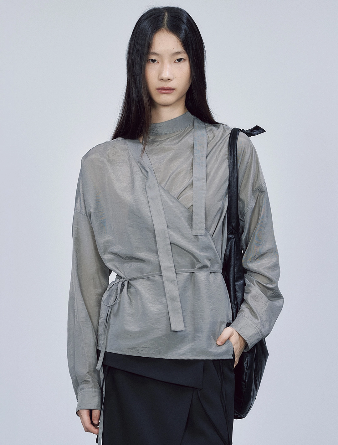 솔티페블 TIE DETAIL WRAP BLOUSE [GREY] 상품 이미지 1