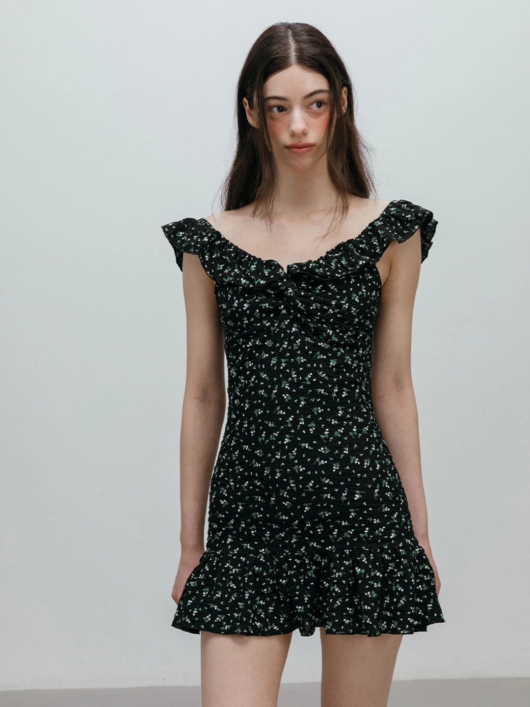 모이페어 [6/8 예약배송] FLOWER FRILL MINI DRESS / BLACK 상품 이미지 2