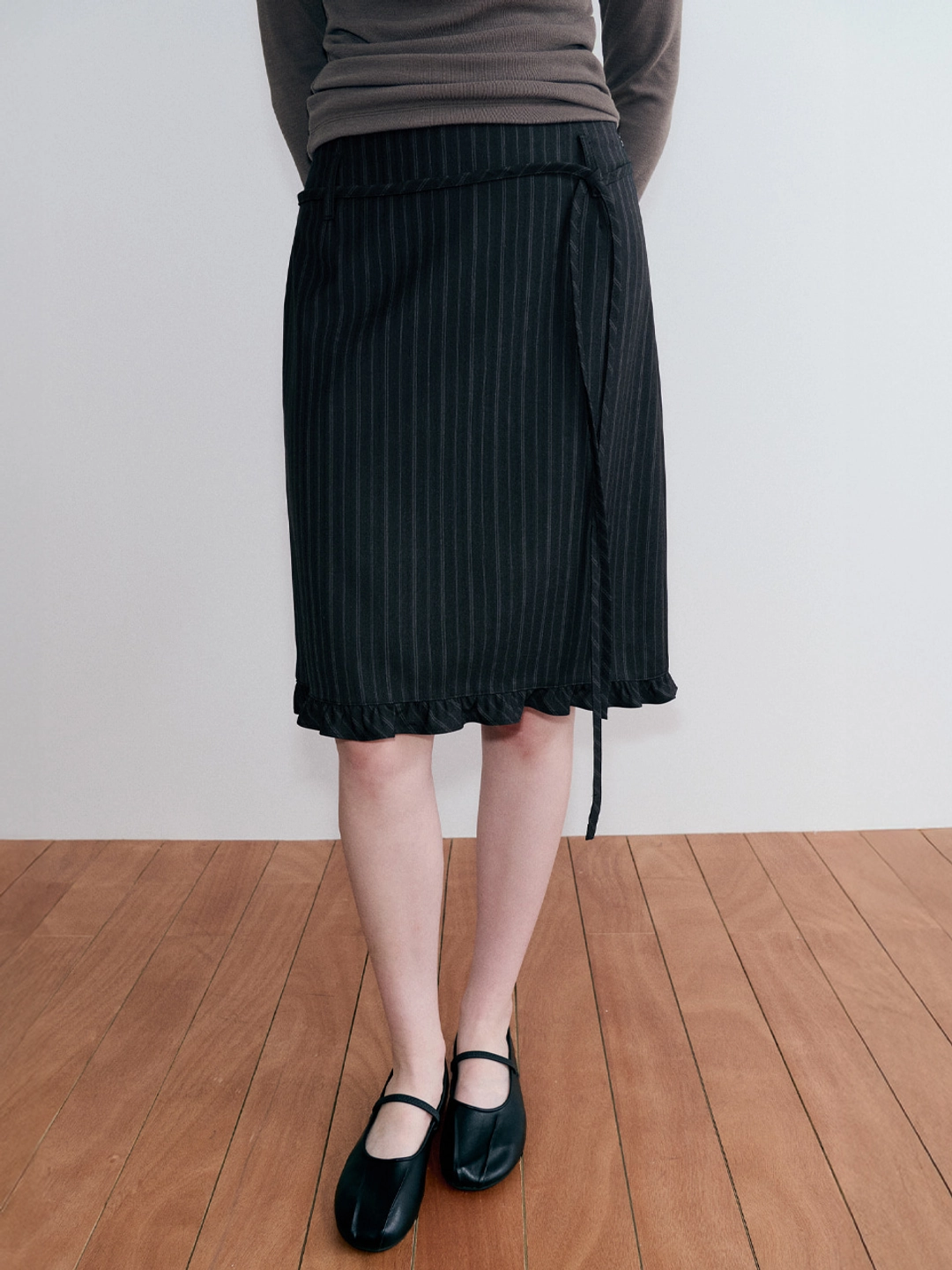 에트몽 Frill Midi Skirt, Black 상품 이미지 1