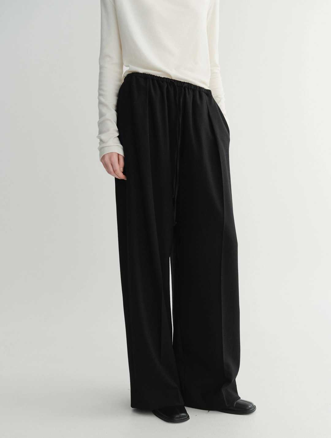 이아 Loe Banding Tuck Pants (Black) 상품 이미지 2