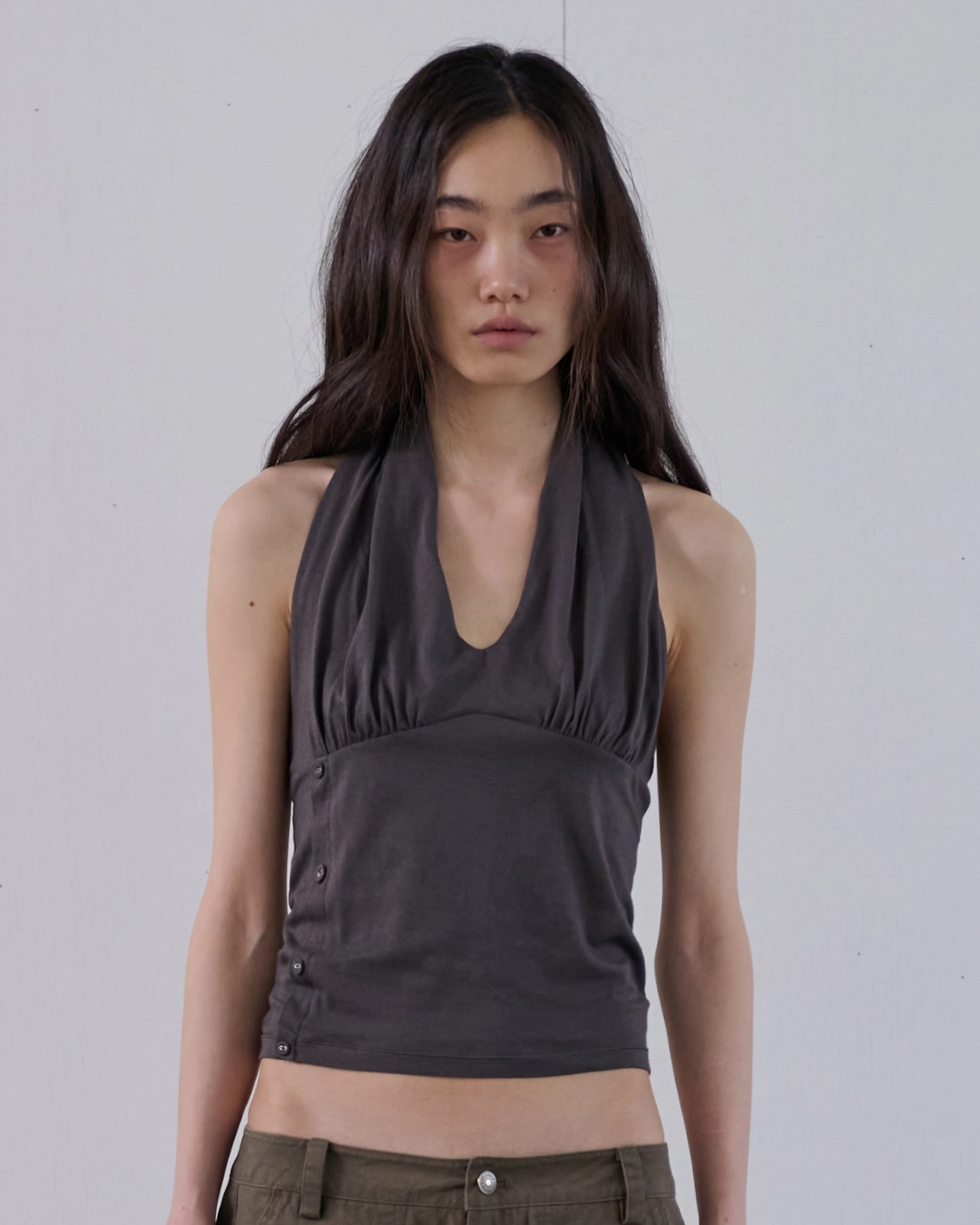 오데스 BUTTONED COWL HALTER TOP - CHARCOAL 상품 이미지 1
