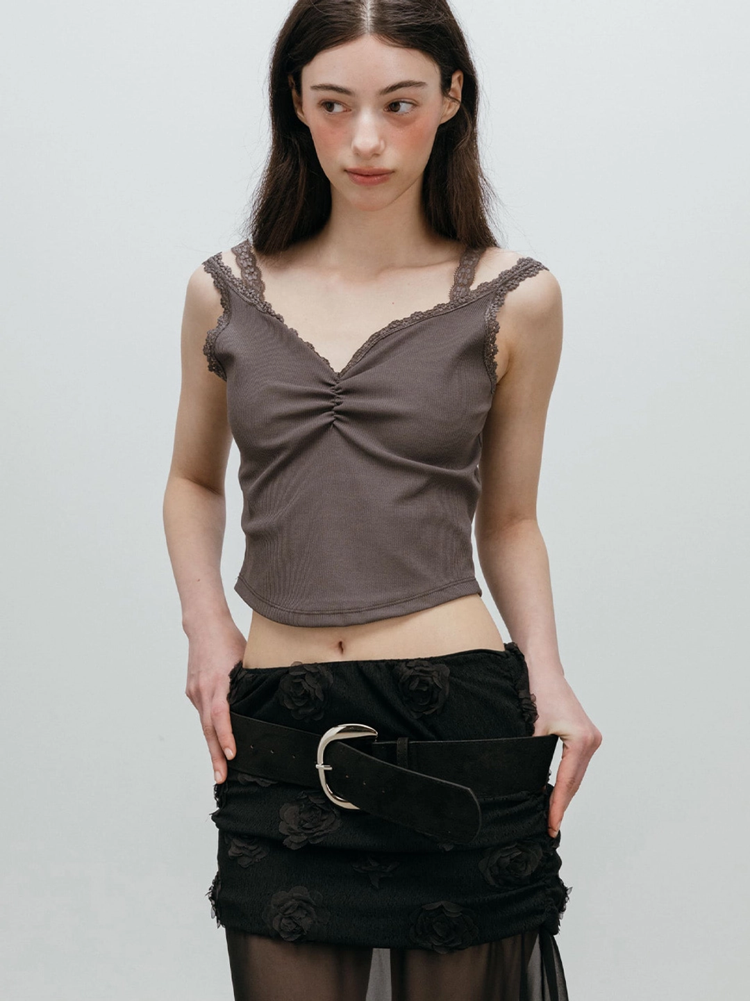 모이페어 DOUBLE LACE SLEEVELESS / CHARCOAL 상품 이미지 3