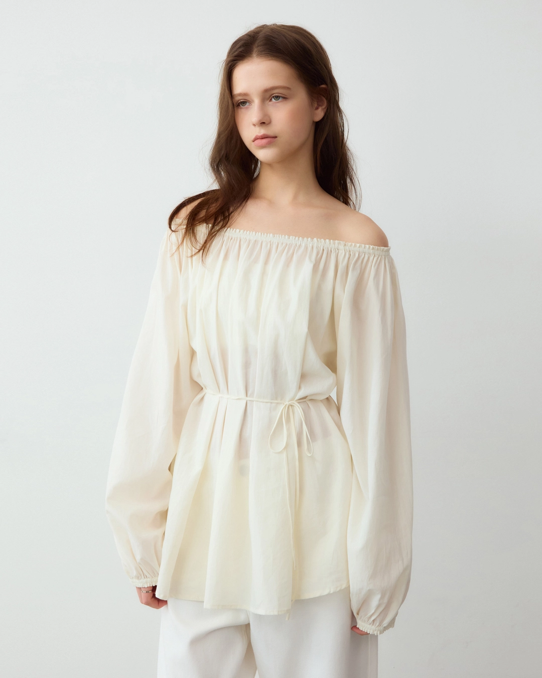 어다울 Two way off shoulder shirring blouse - cream 상품 이미지 1