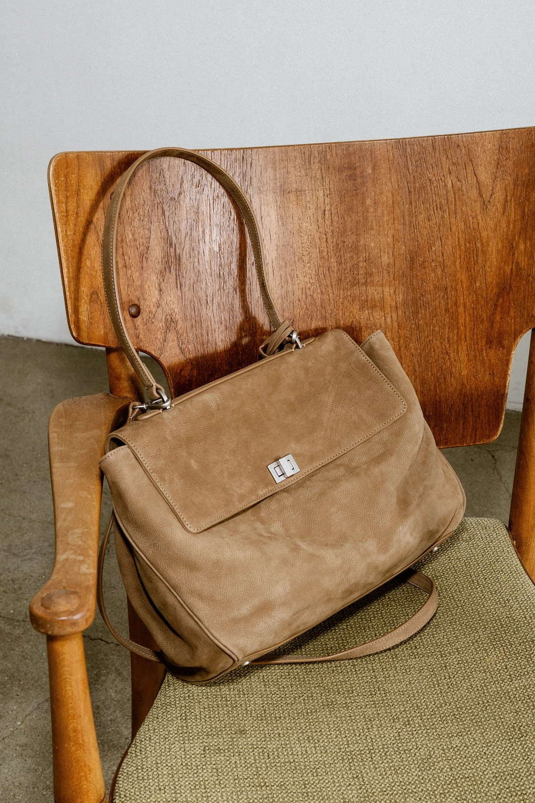 스앨더 21338_Nubuck beige buckle shoulder bag 상품 이미지 2