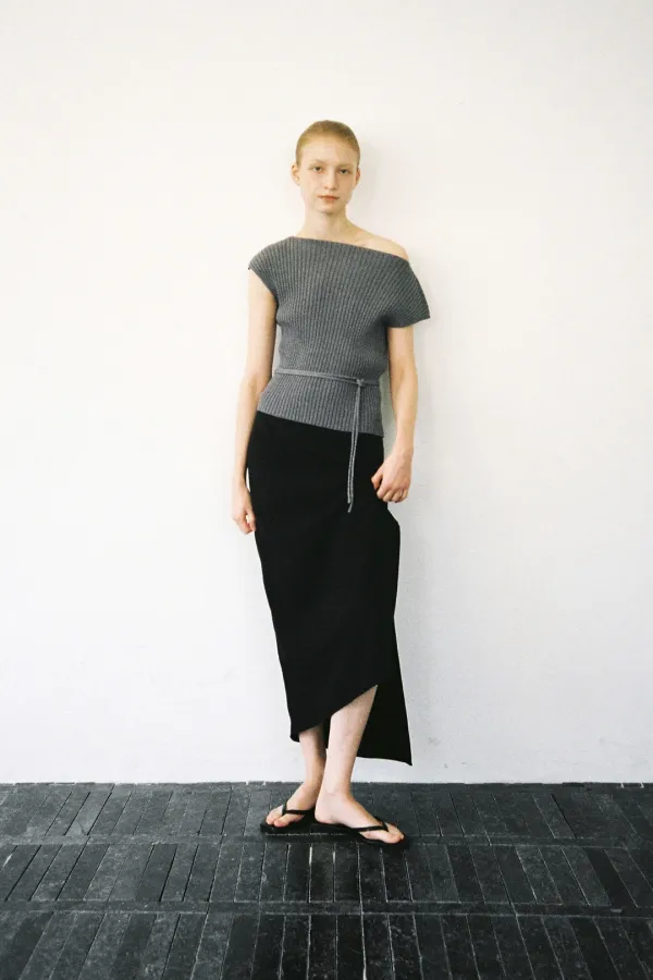 Oblique Slit Skirt (black)