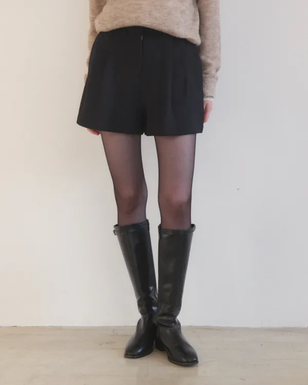 Woolen pintuck short pants - black