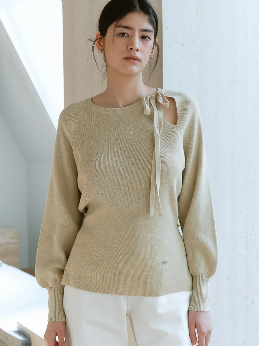 아워코모스 comos 1346 cut-out back button knit (light melon) 상품 이미지 2