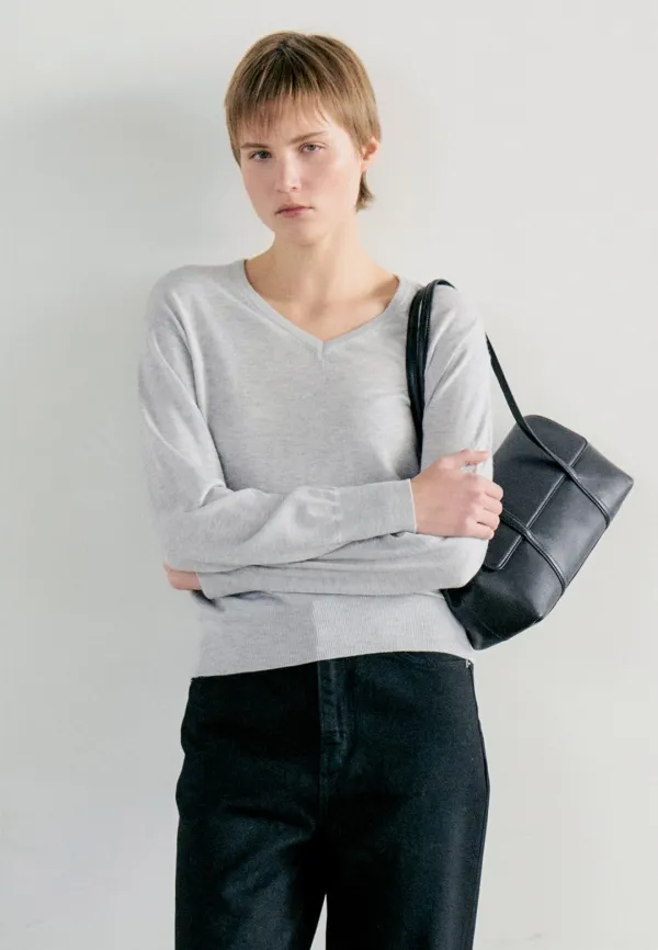 WOOL SILK V-NECK KNIT PULLOVER - LIGHT GRAY