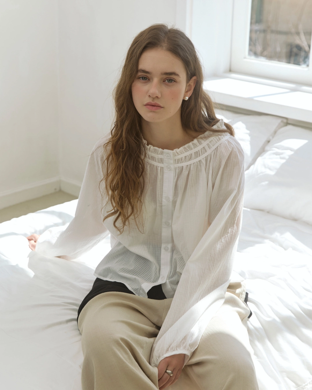 어다울 Breeze frill jacquard blouse - white 상품 이미지 2