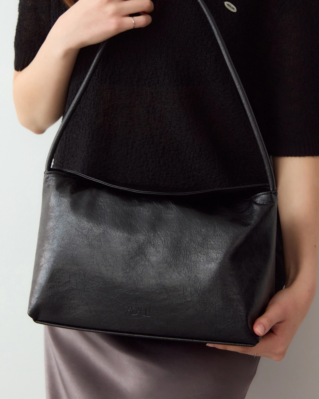 어다울 Ake soft flip shoulder bag - black 상품 이미지 1