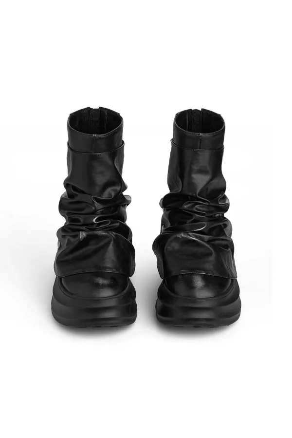 SNAP CURVED LINE FLATFORM BOOTS IN BLACK