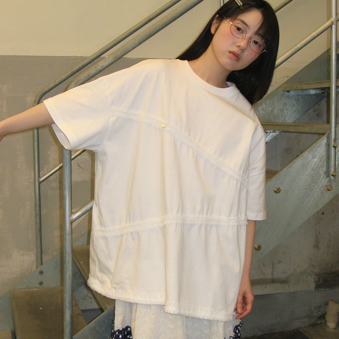 론론 OBLIQUE FRILL SHIRRING OVER FIT T SHIRT WHITE 상품 이미지 2